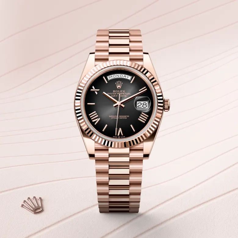 Rolex Day-Date 40 Oyster, 40 mm, Everose zlato, Nazobčano m228235-0055 pri Malalanu.webp