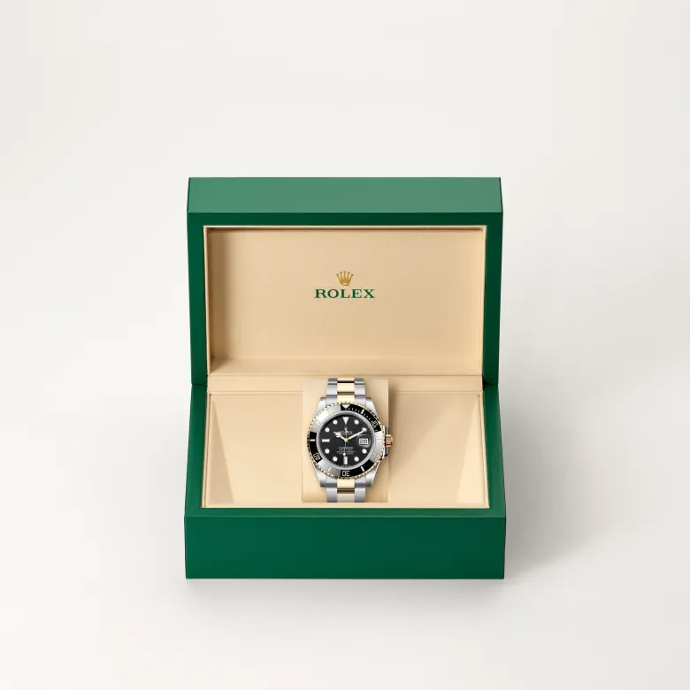 Rolex Submariner Date Oyster, 26 mm, čelik Oystersteel i žuto zlato, Jednosmjerni, rotirajući umetak Cerachrom u crnoj keramici, sa 60-minutnom gradacijom, otporan na ogrebotine, brojke i gradacija obloženi zlatom m126613ln-0002 at Malalan.webp