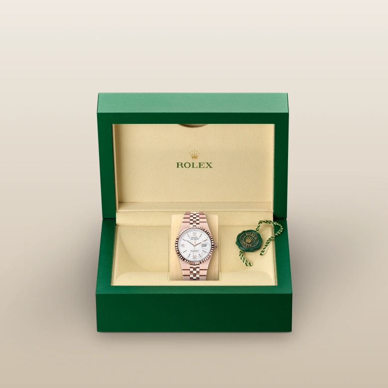 Rolex Land-Dweller 36 Oyster, 36 mm, Everose zlato, Nazobčano m127235-0001 pri Malalanu.webp