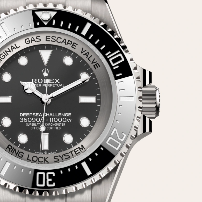 Rolex Deepsea Challenge Oyster, 50 mm, RLX titanium, Enosmerno vrtljiv in na praske odporen Cerachrom keramični vložek s 60-minutnim zapisom, številke in oznake prevlečene s platino m126067-0002 pri Malalanu.webp